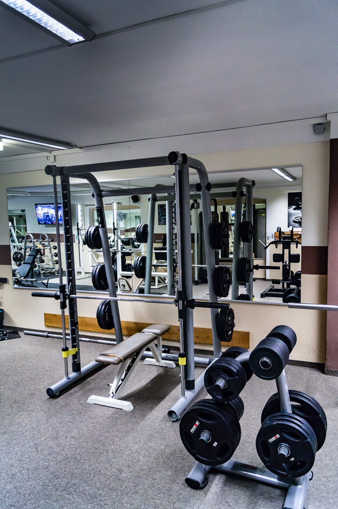 Kraftbereich mit Power Rack und Hantelbank